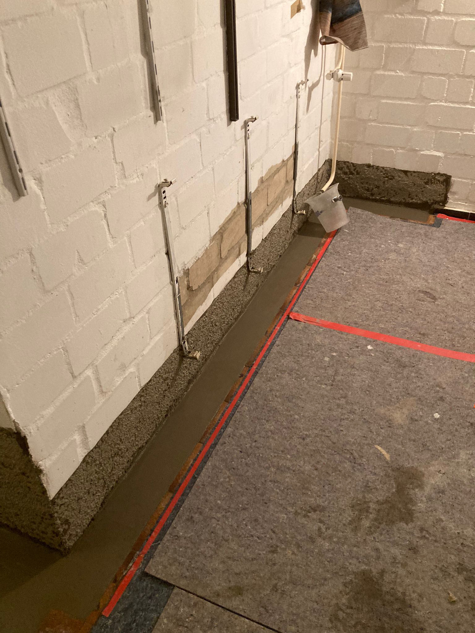 Spritzbewurf als Vorbereitung f&uuml;r Sanierputz